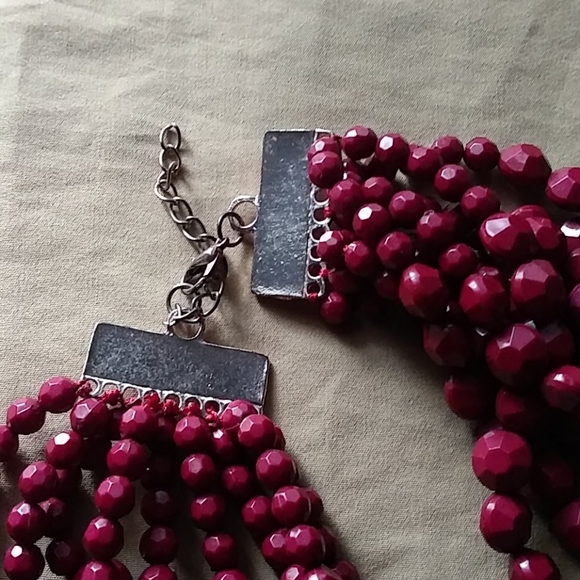 Necklace burgundy in color - Picture 3 of 3